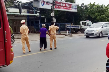 Một hình ảnh đẹp của CSGT tỉnh Bạc Liêu ngày đầu năm mới!