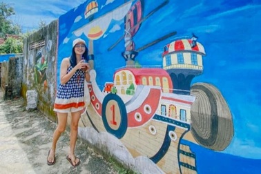 Nghệ thuật sắp đặt từ những thứ bỏ đi tô điểm làng chài Tam Thanh