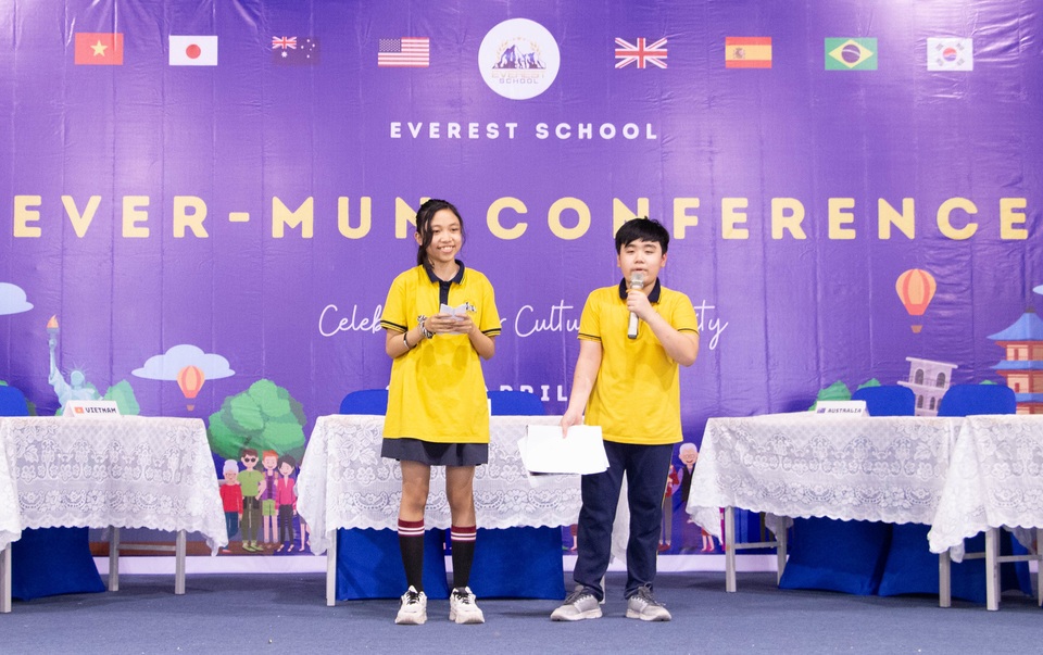Học sinh Hà Nội nói Tiếng Anh như gió về văn hóa quốc tế - 3 Học sinh Hà Nội nói Tiếng Anh như gió về văn hóa quốc tế - 3