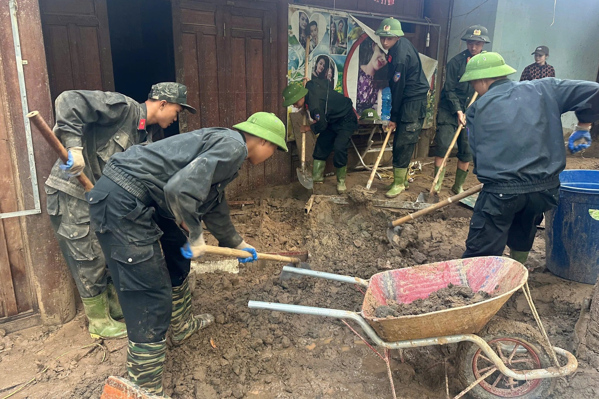 Trung úy công an lặng người trước cảnh nhà mình sau những ngày lo việc dân - 7 Trung úy công an lặng người trước cảnh nhà mình sau những ngày lo việc dân - 7