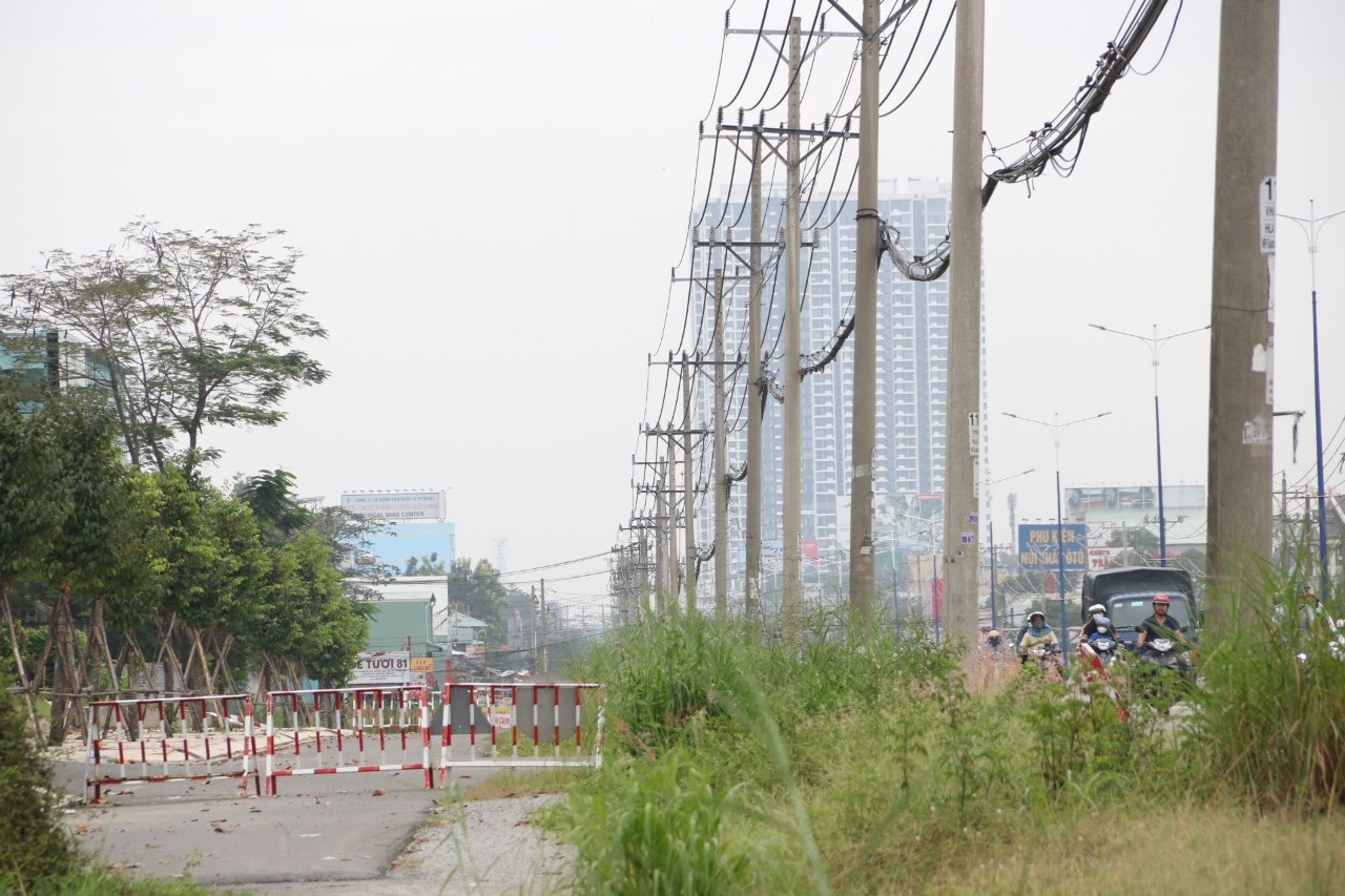 Dự án mở rộng quốc lộ 13 ngổn ngang do chưa di dời đường điện - 9