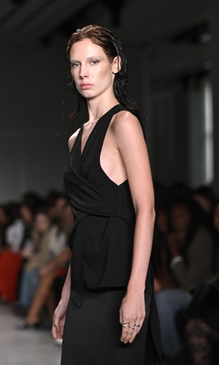 Chi tiết cắt xẻ thổi làn gió mới cho thời trang công sở - 2