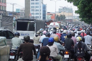 TPHCM: “Phát sốt” vì mất điện ngày nắng nóng