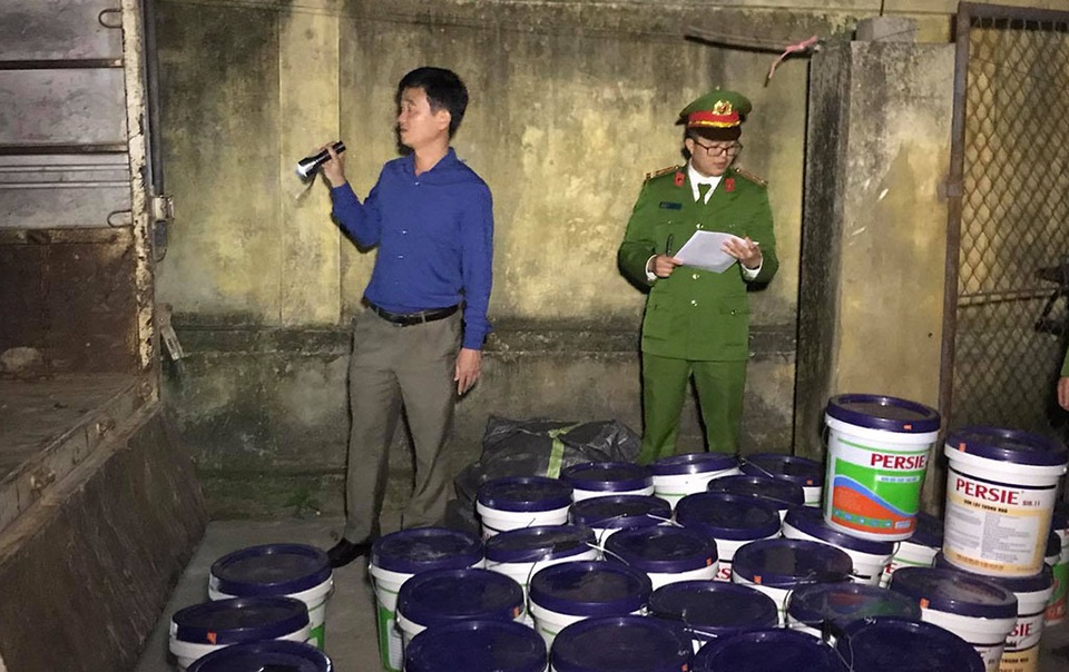 Nhân viên hãng sơn chế sơn giả bán ra thị trường thu lợi nửa tỉ đồng - 2 Nhân viên hãng sơn chế sơn giả bán ra thị trường thu lợi nửa tỉ đồng - 2