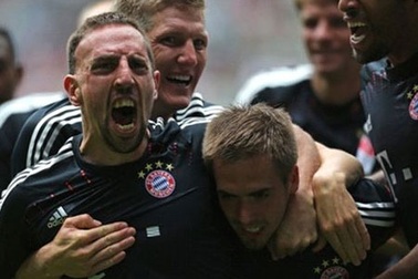 Bayern Munich thắng nghẹt thở ngày hạ màn Bundesliga