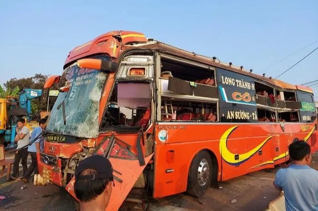 2 xe khách va chạm, 1 người tử vong, nhiều người bị thương - 2 2 xe khách va chạm, 1 người tử vong, nhiều người bị thương - 2