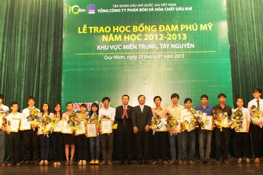 Trao 40 suất học bổng cho SV nghèo vượt khó học giỏi