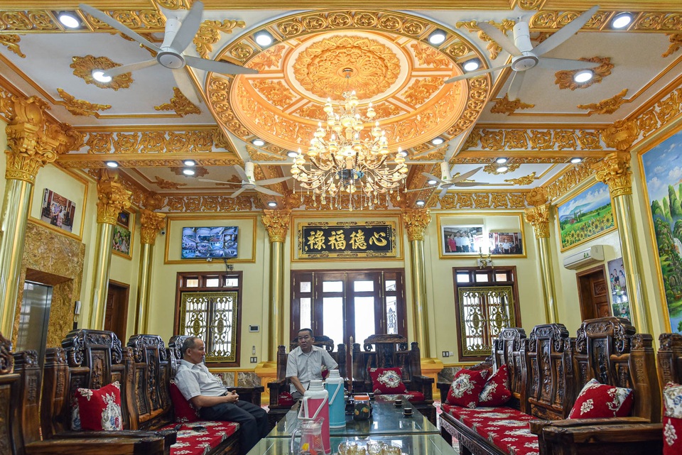 Lâu đài dát vàng, bên trong toàn nội thất đắt đỏ của đại gia ở Hưng Yên - 6 Lâu đài dát vàng, bên trong toàn nội thất đắt đỏ của đại gia ở Hưng Yên - 6