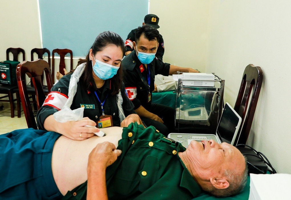 Cảnh sát cơ động khám sức khỏe cho cựu chiến binh, các gia đình chính sách - 2 Cảnh sát cơ động khám sức khỏe cho cựu chiến binh, các gia đình chính sách - 2