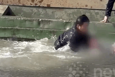 Khoảnh khắc hai mẹ con được giải cứu khỏi chiếc ô tô rơi xuống hồ