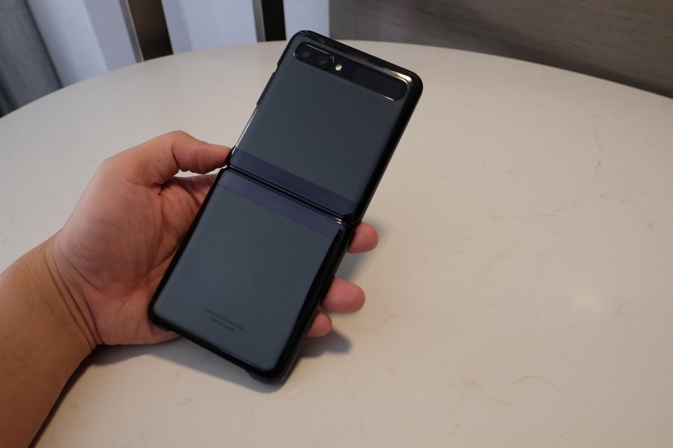 Cận cảnh smartphone màn hình gập Galaxy Z Flip - Nhỏ gọn và bóng bẩy - 6 Cận cảnh smartphone màn hình gập Galaxy Z Flip - Nhỏ gọn và bóng bẩy - 6
