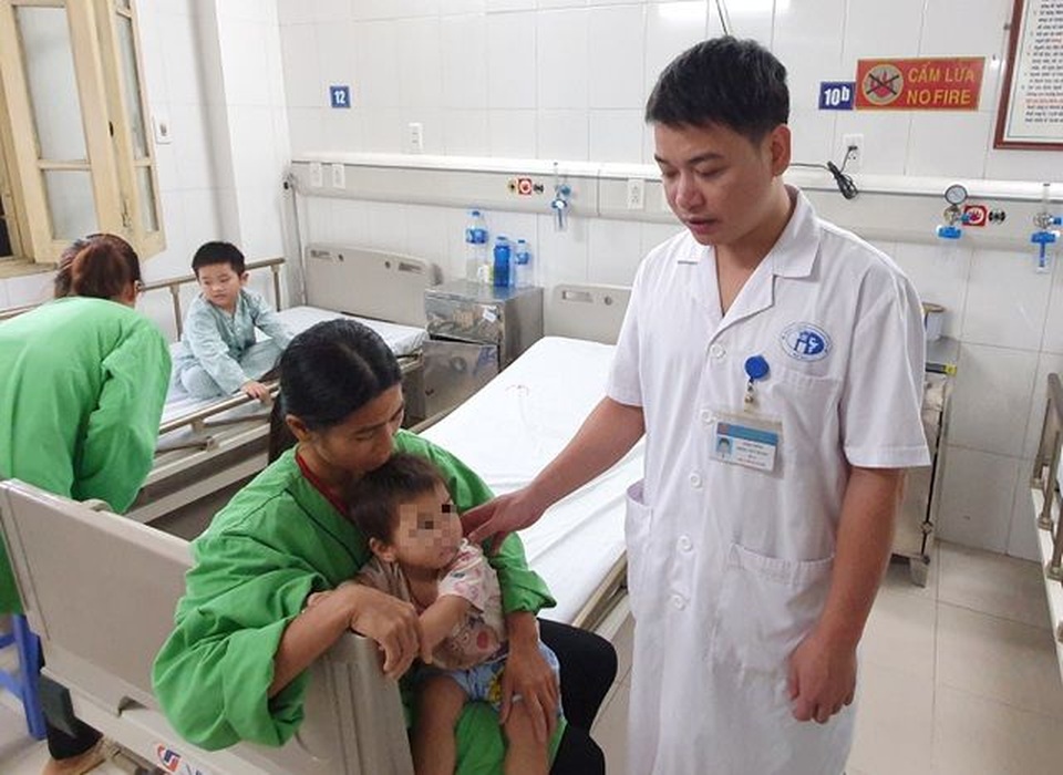 Ngồi vào nồi canh, bé trai bỏng nặng vùng mông và cơ quan sinh dục - 2 Ngồi vào nồi canh, bé trai bỏng nặng vùng mông và cơ quan sinh dục - 2