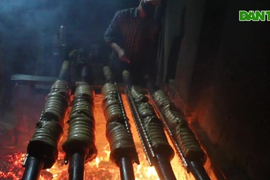 Gia đình "không ngủ" cả đêm đốt củi làm đặc sản thịt quay đòn gánh