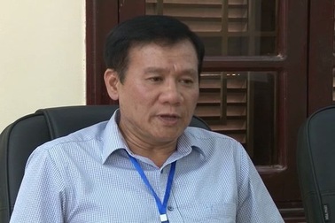 Phó chủ tịch huyện Kim Bôi trao đổi về cây cầu không có đường dẫn