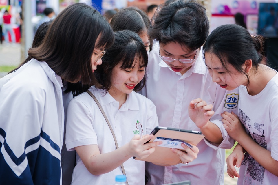 Thanh nam châm hút trải nghiệm tại ngày hội công nghệ thông tin - 8 Thanh nam châm hút trải nghiệm tại ngày hội công nghệ thông tin - 8