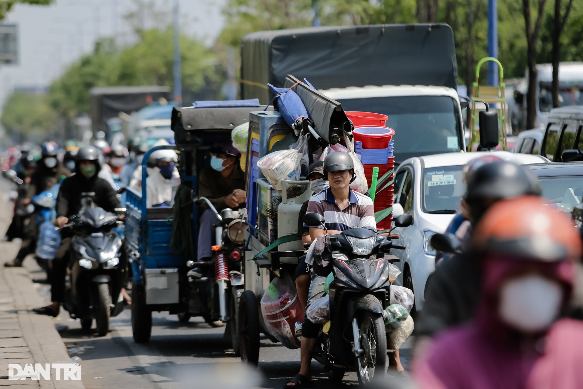 Tài xế than trời vì kẹt xe như cơm bữa ở cửa ngõ phía Đông TPHCM - 3 Tài xế than trời vì kẹt xe như cơm bữa ở cửa ngõ phía Đông TPHCM - 3