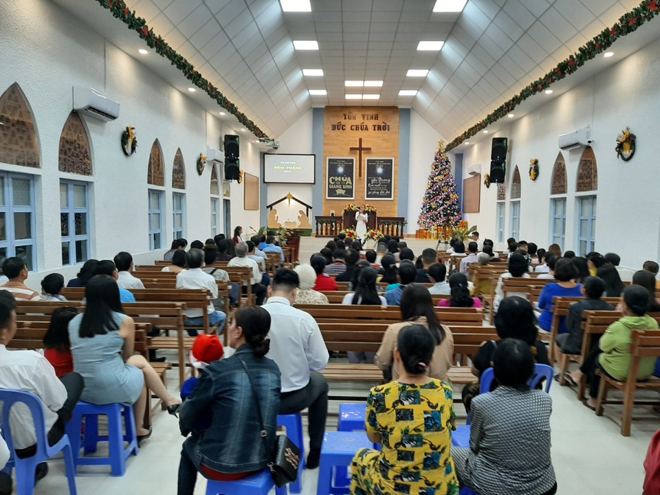 Các nhà thờ trang trí bắt mắt, đường phố đông nghịt người vui chơi đêm Noel - 39 Các nhà thờ trang trí bắt mắt, đường phố đông nghịt người vui chơi đêm Noel - 39