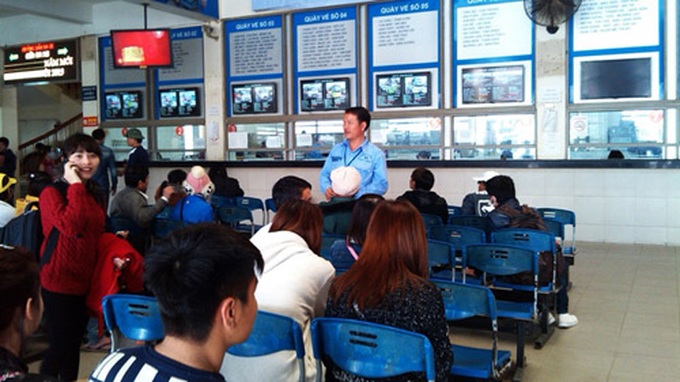 Để đảm bảo quyền lợi, người dân nên vào bến mua vé. 