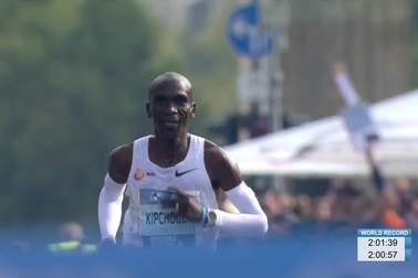 Huyền thoại marathon Eliud Kipchoge tự phá kỷ lục thế giới ở tuổi 37