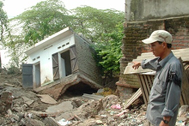 Hơn chục căn nhà “lao” xuống sông Hồng