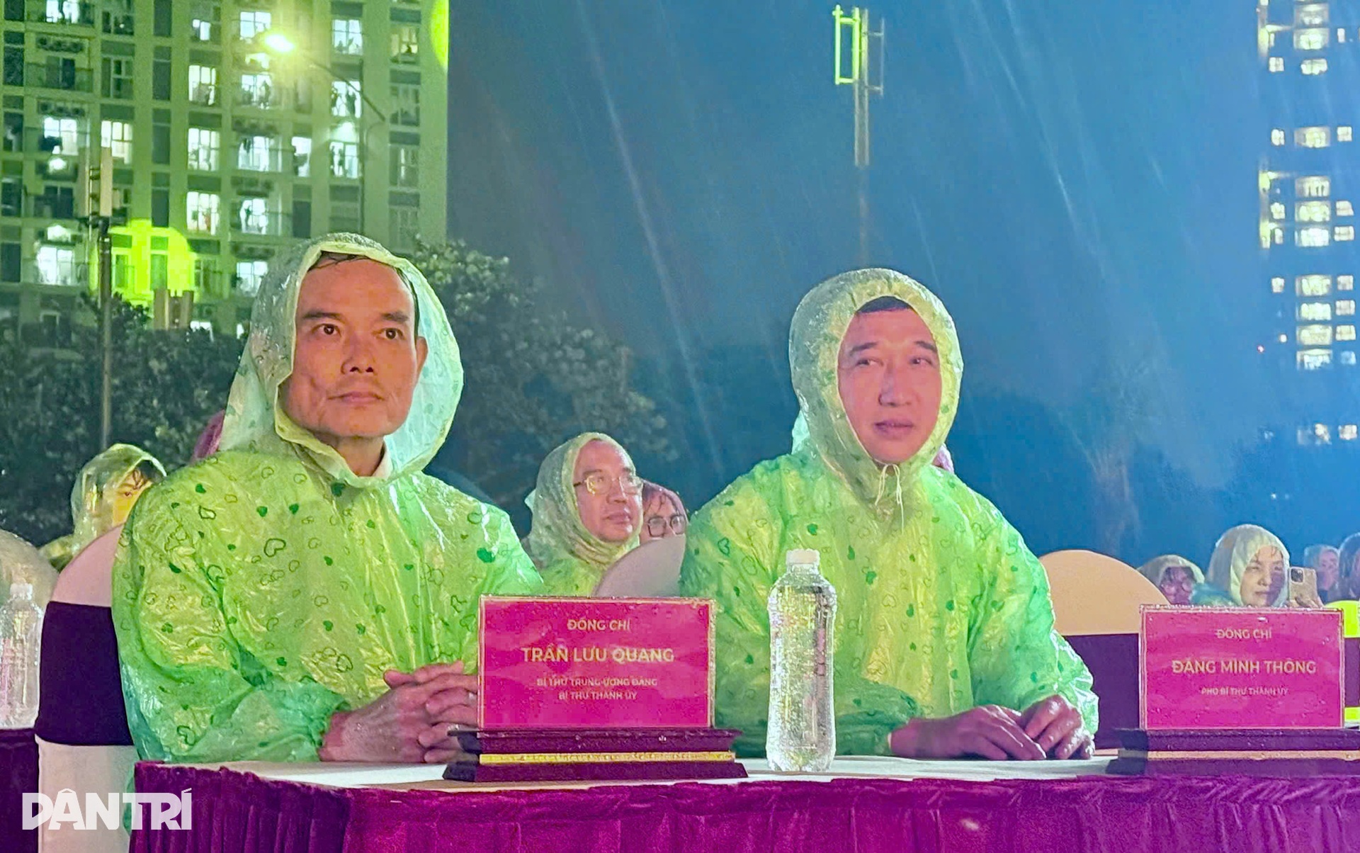 Ca sĩ Trọng Tấn, Hương Tràm đội mưa diễn trong đêm nhạc mừng 2/9 - 2 Ca sĩ Trọng Tấn, Hương Tràm đội mưa diễn trong đêm nhạc mừng 2/9 - 2