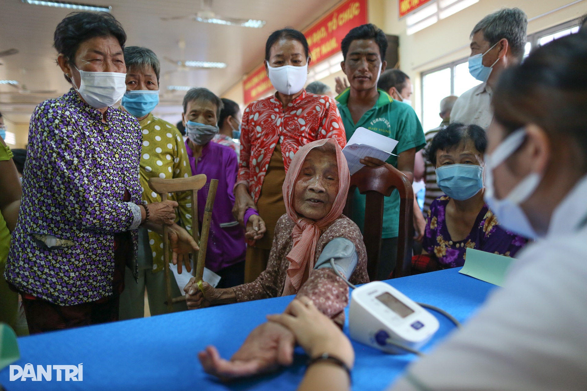 Người dân Trà Vinh được khám bệnh miễn phí, nhận học bổng từ báo Dân trí - 3 Người dân Trà Vinh được khám bệnh miễn phí, nhận học bổng từ báo Dân trí - 3