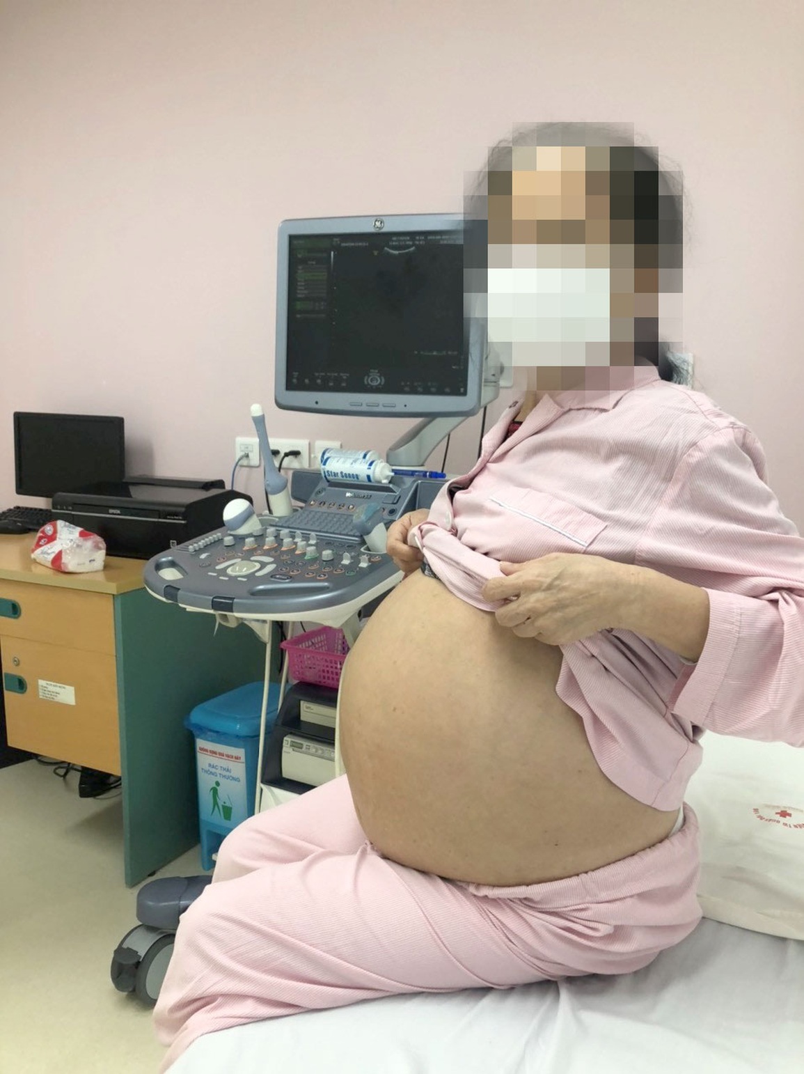 Người phụ nữ mang khối u lớn vùng bụng như có bầu 9 tháng - 1 Người phụ nữ mang khối u lớn vùng bụng như có bầu 9 tháng - 1