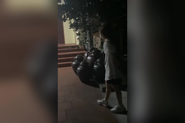 Mẹ vỡ òa "đánh" con gái 2 roi khi bí mật từ Đức về đóng giả khách mua hàng