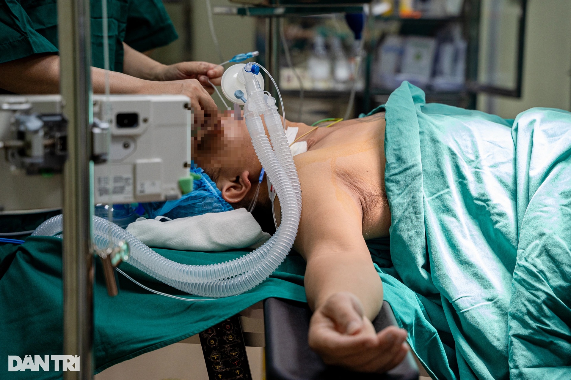 Cận cảnh 30 y bác sĩ giải cứu cô gái suy thận 10 năm không thể uống nước - 4 Cận cảnh 30 y bác sĩ giải cứu cô gái suy thận 10 năm không thể uống nước - 4