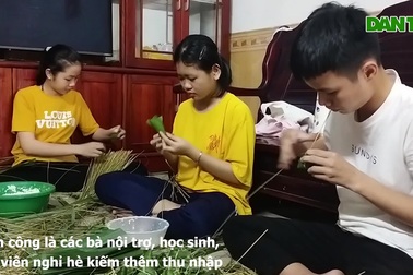 Những làng bánh ú tro tất bật vào mùa