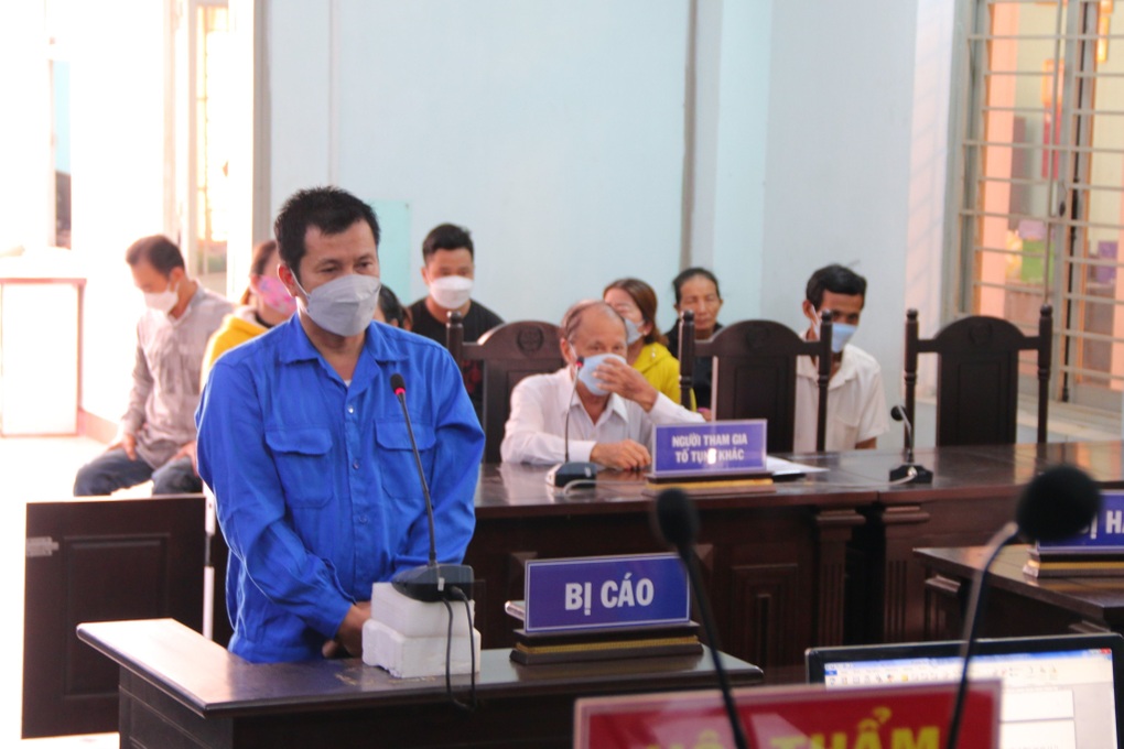 Phạt tù tài xế dùng ma túy, rượu bia rồi lái xe tông 7 người bị thương - 1 Phạt tù tài xế dùng ma túy, rượu bia rồi lái xe tông 7 người bị thương - 1