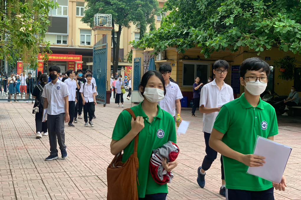 Hà Nội: 105.000 sĩ tử làm thủ tục dự thi lớp 10 trong thời tiết mát mẻ - 4 Hà Nội: 105.000 sĩ tử làm thủ tục dự thi lớp 10 trong thời tiết mát mẻ - 4