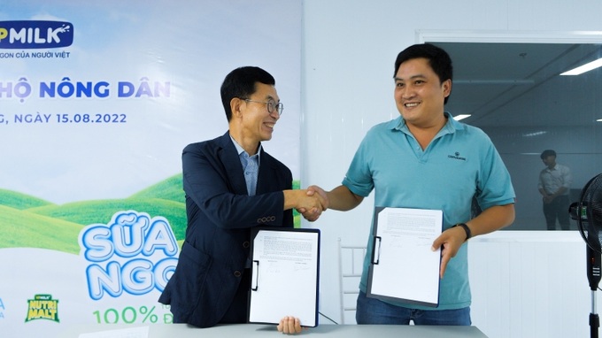 Lễ ký kết Hợp đồng thu mua sữa tươi nguyên liệu với gần 50 hộ nông dân.