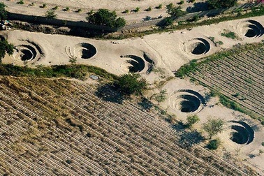 Bí ẩn loạt hố xoắn ốc đắp đá kỳ lạ ở Peru