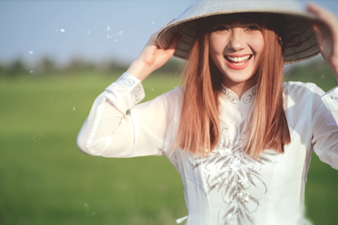 Hot girl Thái Lan nhận được “bão like” khi mặc áo dài Việt