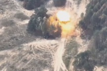 Siêu pháo tự hành Nga sống sót trước đòn hỏa lực trực diện của HIMARS