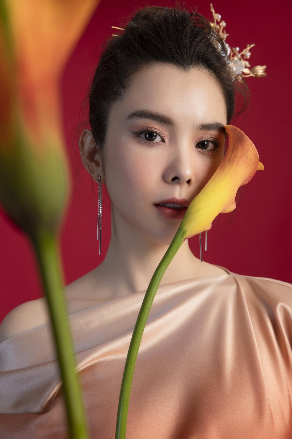 Hoa hậu Huỳnh Vy diện váy sắc màu rực rỡ - 1