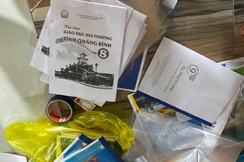 Photo sách giáo khoa cho con học: Phụ huynh có vi phạm?