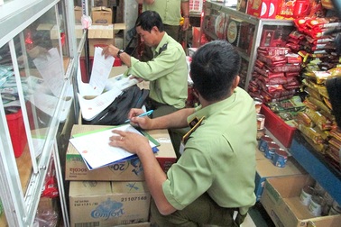 Ra quân truy quét hàng loạt điểm bán thuốc lá lậu