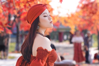 Giới trẻ Hà Nội nô nức “check-in” ở hàng cây lá phong đỏ đầy lãng mạn