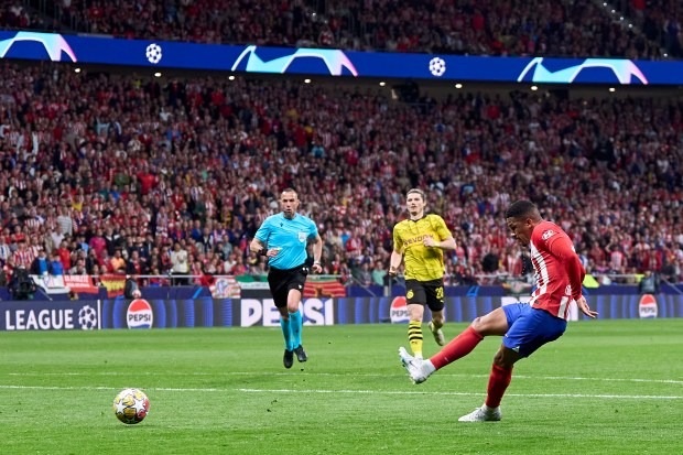 View - Hàng thủ liên tiếp mắc sai lầm, Dortmund thất bại trước Atletico Madrid | Báo Dân trí