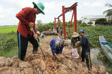 Tây Ninh gấp gáp gia cố hơn 110km đê bao vùng Đồng Tháp Mười