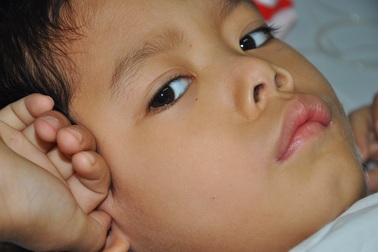 Xót xa bé trai 5 tuổi bị máy cắt gạch cắt gần lìa bàn chân