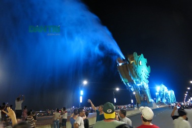 Cầu Rồng ở Đà Nẵng tạm dừng phun lửa, phun nước