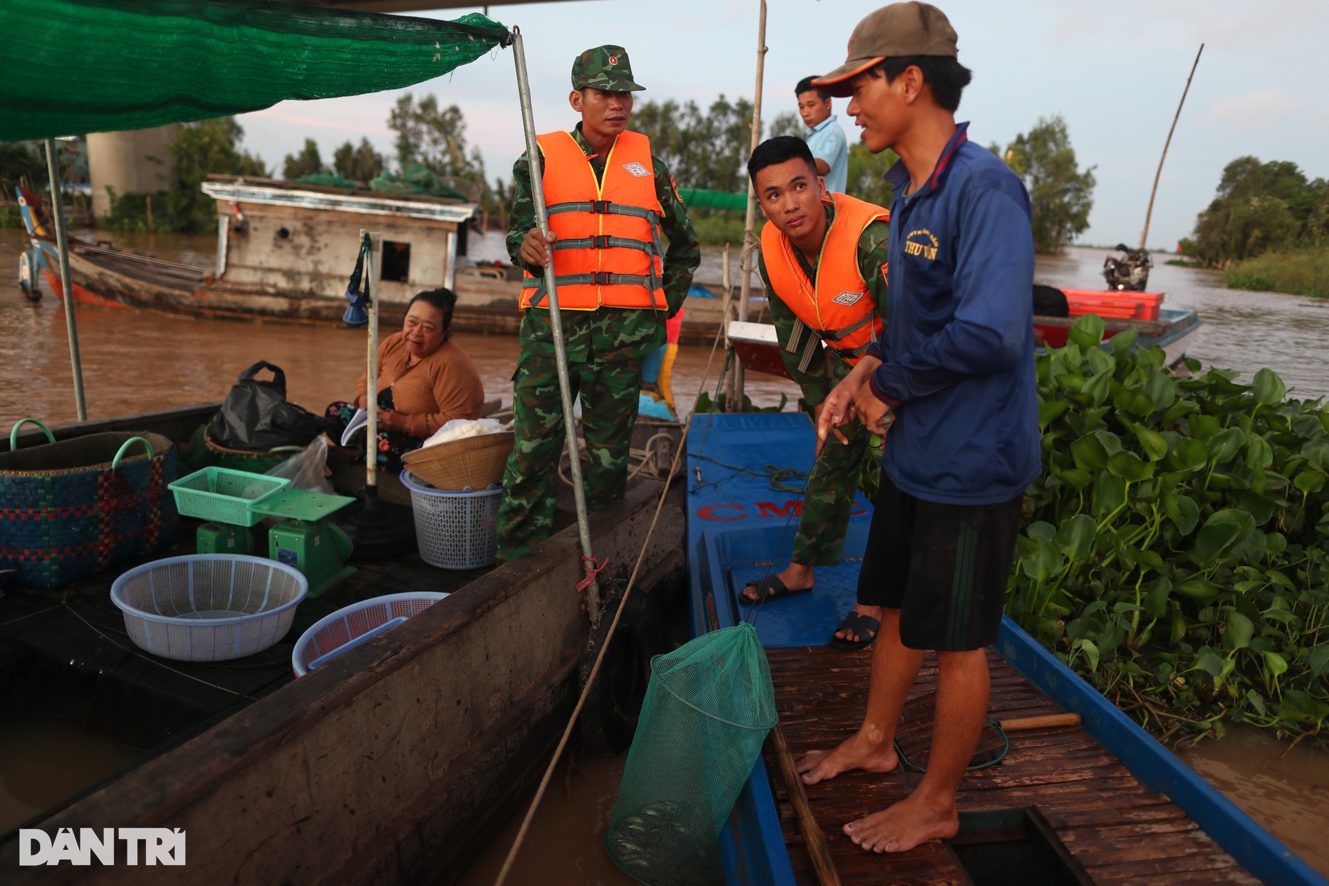 View - Bộ đội biên phòng căng mình chống buôn lậu trong mùa nước nổi ở miền Tây | Báo Dân trí