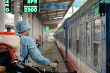 Cận cảnh khử trùng chống dịch cúm trên đoàn tàu Thống Nhất