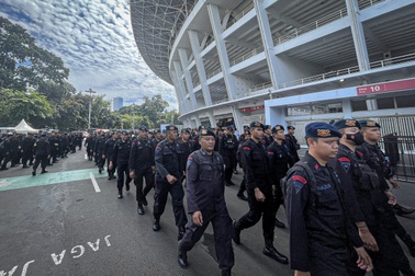 Hàng nghìn cảnh sát cùng xe chuyên dụng vây kín "chảo lửa" Bung Karno