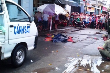 Bị chê khi mở nhạc, dùng kéo đâm chết người