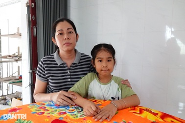 Chồng sửa xe, vợ làm lao công nuôi con gái bị ung thư máu