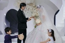 Á hậu Hương Ly mặc váy cô dâu, tổ chức "đám cưới" trên sàn diễn thời trang